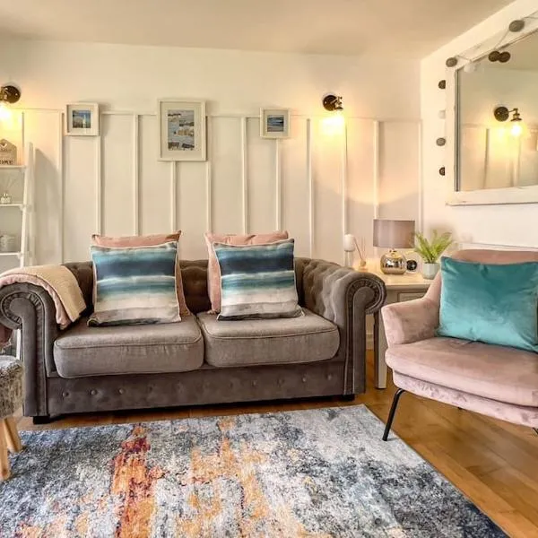 Cornish Beach Retreat - 10 Min Walk to Beach!, Hotel in Downderry
