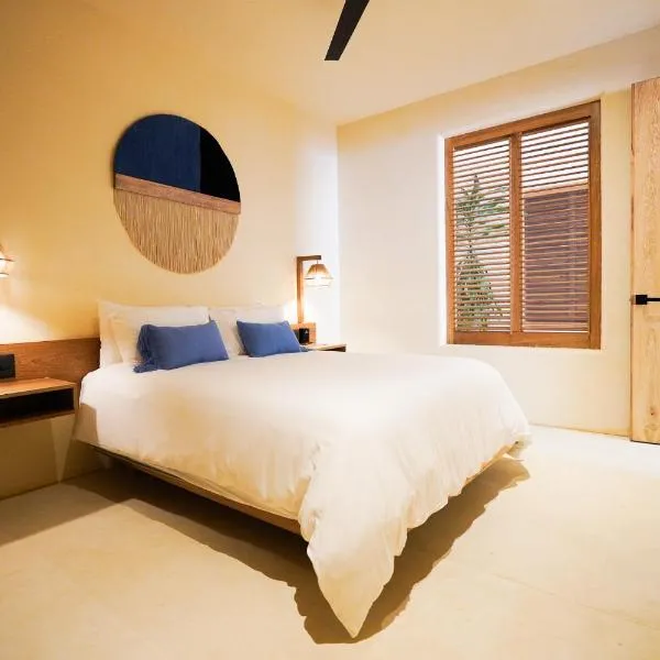 Casa Borka LUXURY FULLY FURNISHED BEACH CONDOS WITH POOL, hotel u gradu Puerto Eskondido