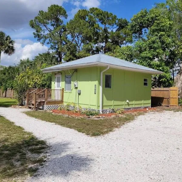 Iguana Updated Home By Large Imperial River 1 Mi to Beach, hotel v destinaci Bonita Springs