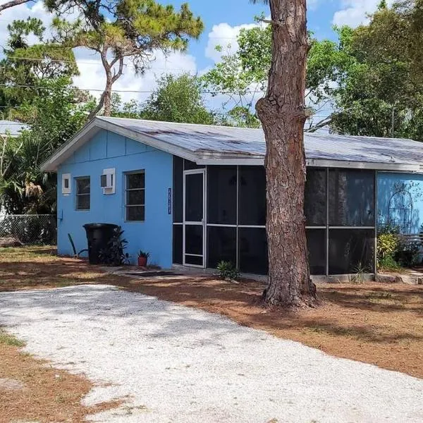 Dolphin Updated Cottage On River - 1 Mile to Beach Kitchen Washer Dryer, hotel v destinaci Bonita Springs