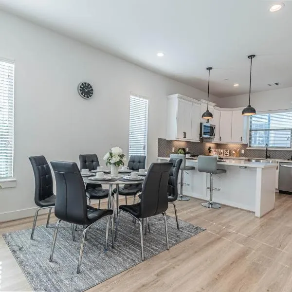 Luxury Charming 3BR 3Bath Free Wi-FI 8 Guests, Gated Home, Houston Downtown, khách sạn ở Houston