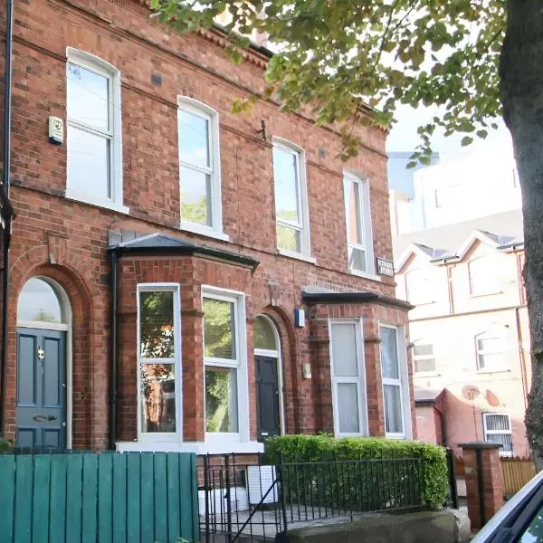 Spacious Victorian Townhouse in Popular Location, hotel in Belfast