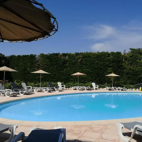 Camping des Favards, hotel v destinaci Violès