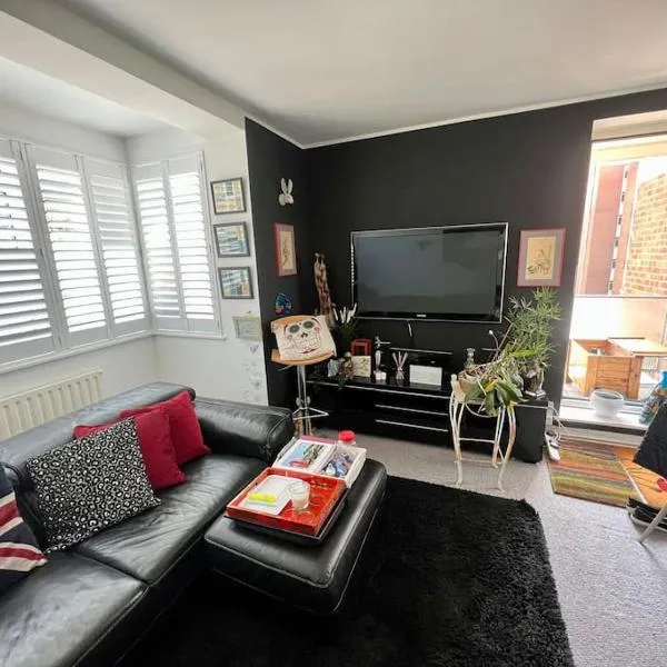CENTRAL HOVE Large 2 bedroom Private residence with PARKING & BEACH HUT, hotel v destinaci Brighton & Hove