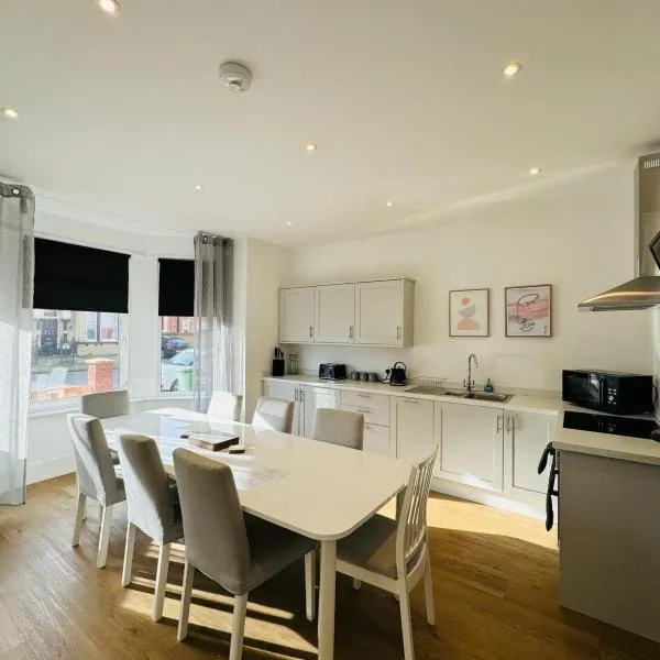 Pearl House - Delightful 3-4 Bedroom Coastal Getaway, hotell i Gorleston-on-Sea