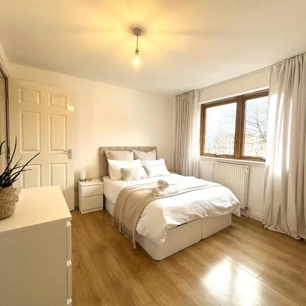 Private room with en-suite and parking in shared flat, hotel v destinaci Glasgow