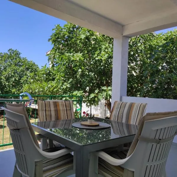 Apartment with Terrace and Garden, hotel v destinaci Pirovac