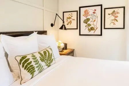 Downtown Luxury Farmhouse Apartment #2, hotel v destinaci West Dundee