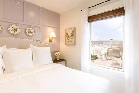 Downtown Luxury Farmhouse Apartment #3, hotel v destinaci West Dundee