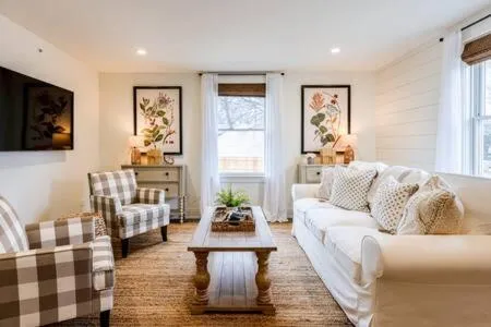 Downtown Luxury Farmhouse Apartment #4, hotel v destinaci West Dundee