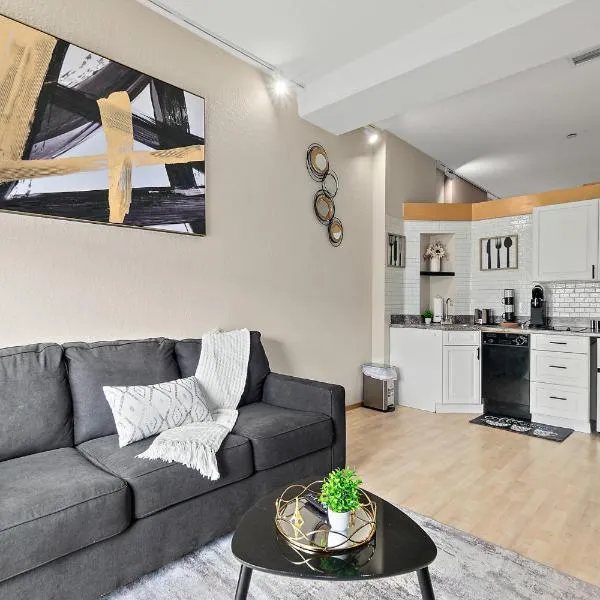 European style Queen Suite in Palm Coast - Best view with Balcony near Beaches!, hotel in Palm Coast