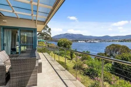 The Bay Waterfront home 10 min to CBD Sleeps 9, hotel in Lindisfarne