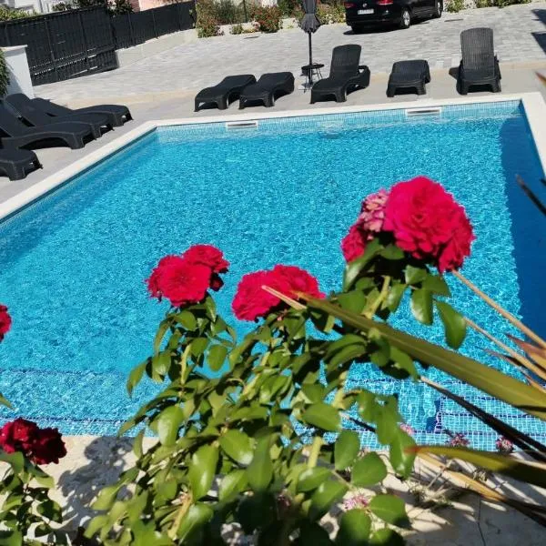 Villa Barbara & Zoran with heated swimming pool, hotell i Seget Vranjica