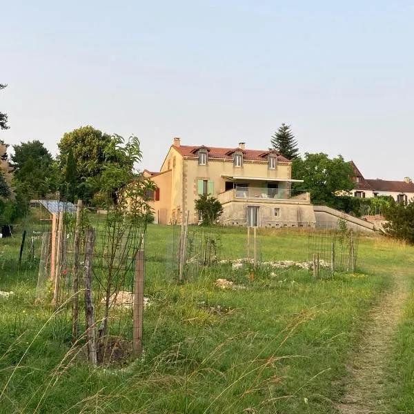 Rez-de-jardin 3 pièces avec jolie vue, hotel in Plazac