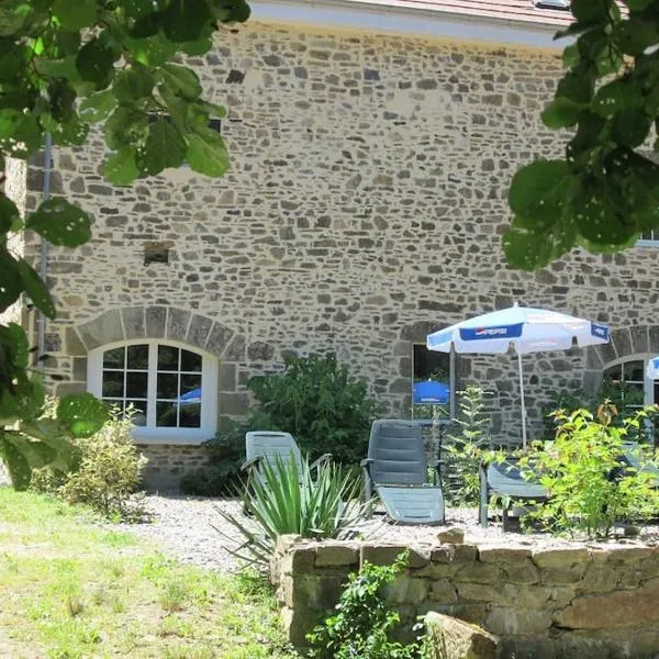 Gîte en bord d'étang et de rivière – hotel w mieście Beynat