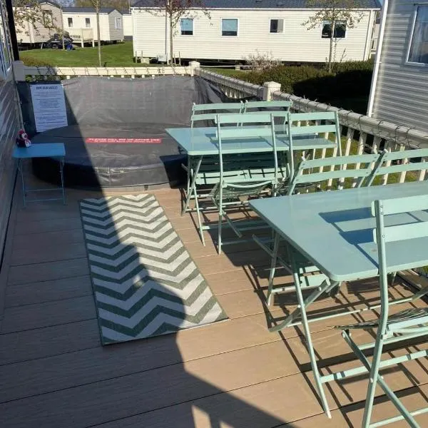 LottieLou’s Hot Tub breaks at Tattershall Lakes, hotel v destinaci Lincoln