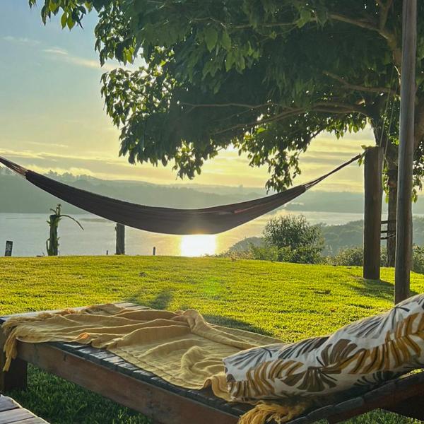 Casa em ponto turístico de Carrancas, com PISCINA, VISTA de Cinema, 3 Suítes, cozinha EQUIPADA, NATUREZA exuberante, acesso à represa