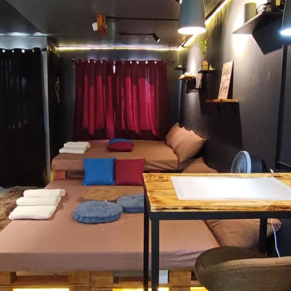 EL MEIR STAYCATION SMART CINEMA CABIN BESIDE ENCHANTED KiNGDOM, hotell sihtkohas Santa Rosa