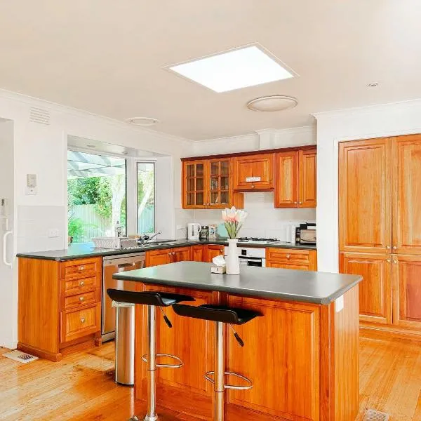 Serene 4Bed2Bath House w Parking Near Mornington Peninsula, hotel v destinaci Frankston