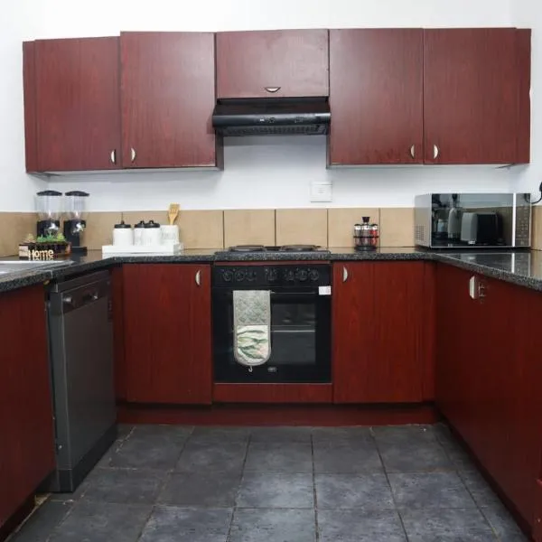 Spacious and luxury 3 bedroom apartment, hotel u gradu Midrand