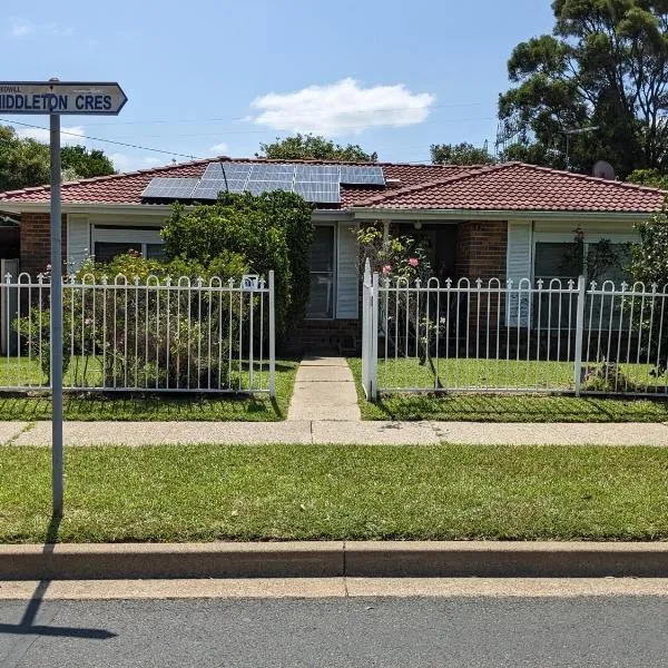 #BIDWILL GARDENS ON MIDDLETON# Private Room King Size Bed OR Open Lounge Room Floor Mattress SHARED Bathroom FREE Kitchen Essentials Fast NBN WIFI HDTV KAYO Sports Youtube FREE Laundry Facilities Transportation and Meal Services Available On Request, hotel in Vineyard