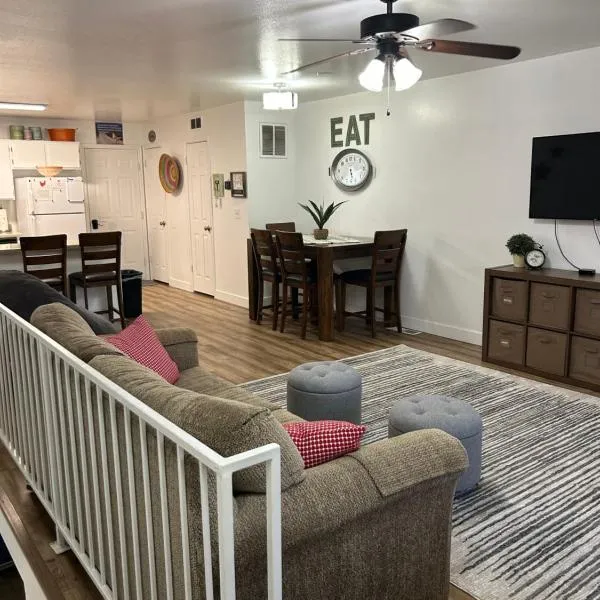 Red Hen Rental - 2 bed with 1 FULL bath 1 HALF bath FULL Kitchen, hotel in Cedar City