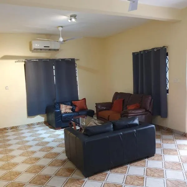 FABULOUS APARTMENT, 2 master ensuite bedrooms, 3 toilets, 3 baths, hot water, air conditioned, separate fitted kitchen, separate living room, large compound, 24hr security, electric fenced wall, restaurant, bar, WIFI, about 20 minutes from the airport, hotell i Oyarifa
