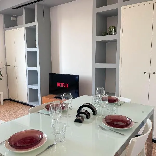 Spazioso Apt vicino Stazione - Posto Auto, hotel in Treviso