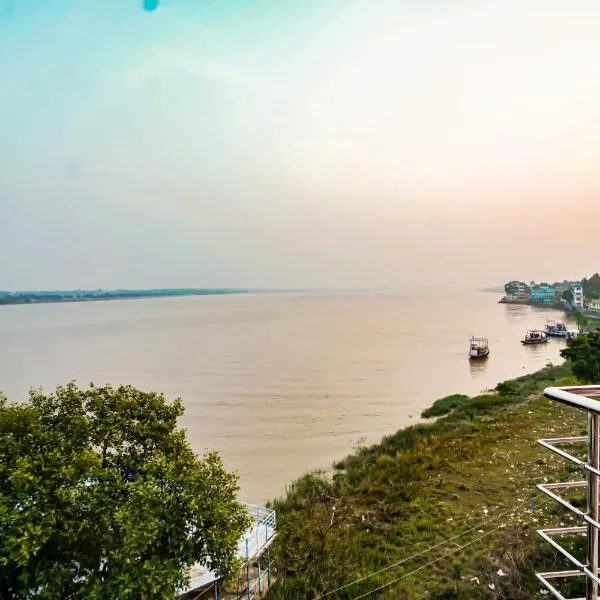 River Leaf Inn Taki !! Luxurious Rooms With River Facing Private Balconies !!, hotel a Hāsnābād