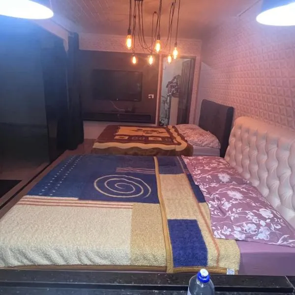 Quarto amplo com tv geladeira e fogão, hotel in Mafra