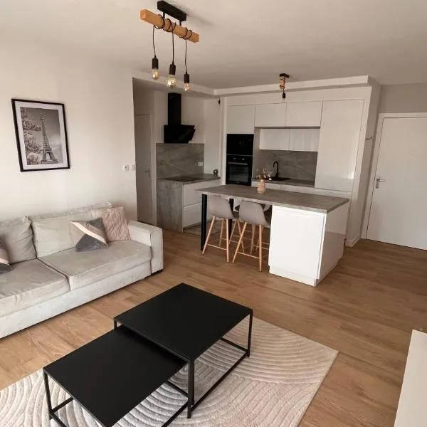 Appartement 2 chambres dans résidence avec piscine et parking, hotel in La Ciotat