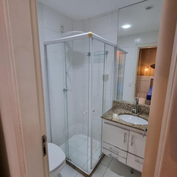 Apartamento FRENTE PARA 0 MAR - PÉ NA AREIA - 3 SUITES COM AR CONDICIONADO, 2- VAGAS PARA CARROS MÉDIOS OU PICK UP E CARRO PEQUENO - FINAMENTE DECORADO - PRAIA DO MORRO-INTERNET -WI-FI -TV COM SERVIÇOS DE DISNEY PARAMOUNT-MAX-ROUPA DE CAMA 2 X CASAIS - Foto 3