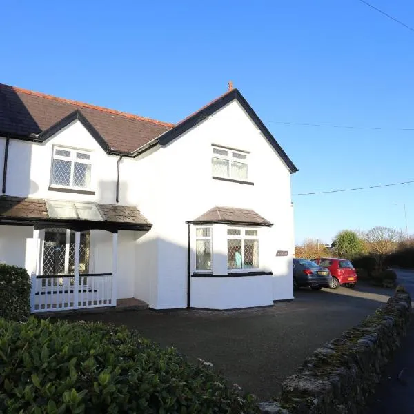 Lovely family holiday home near Benllech Beach, Hotel in Benllech