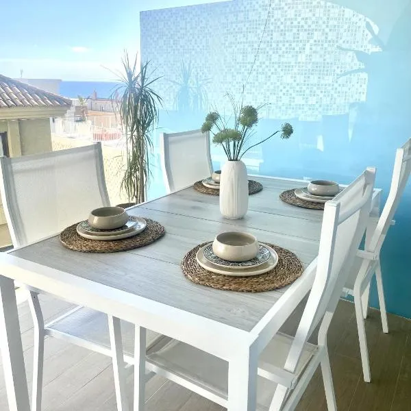 Fantastic apartment in The Wave just steps from Carvajal Beach - Pool and free parking, hotel u gradu 'Fuengirola'