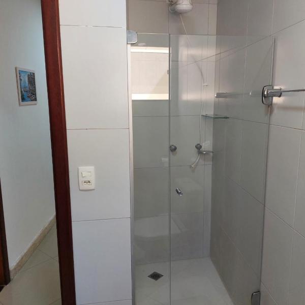 Dois quartos Cozinha completa Wi Fi Self check in com senha Central e perto de tudo a 4,4Km da Rodoviária e 15,4 km do Aeroporto Apartamentos 102 e 302 - Foto 3