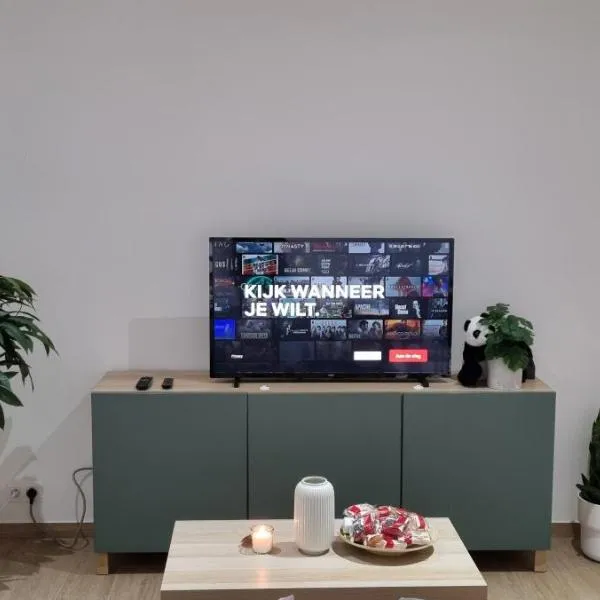 Worker's Lodge - 2 Bedrooms & Court yard - Antwerp Smooth Stays, hotel v Antverpách