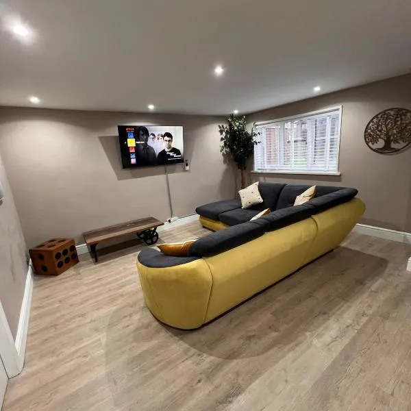 Premier inn mattresses SKY SPORTS & Netflix- sleeps 6, hotel sa Middleton