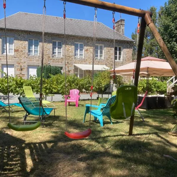 Le Château du Bonheur, Piscine, Sauna et Jacuzzi, hotel en Cerences