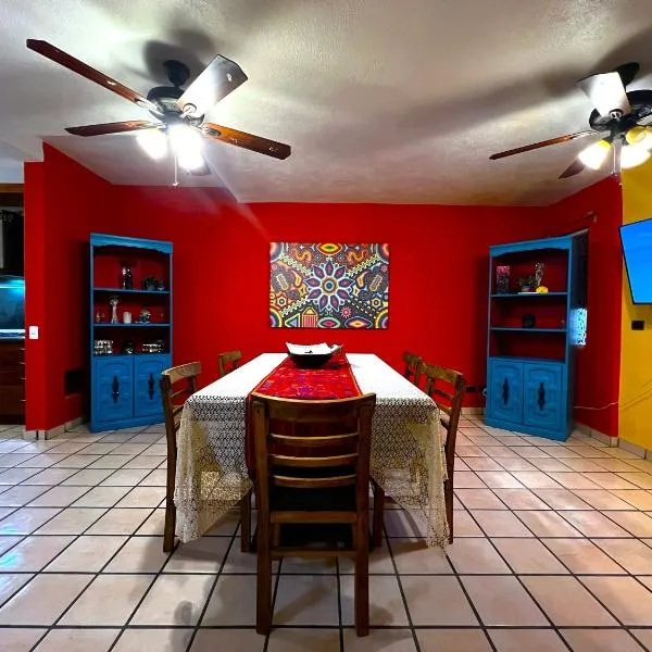 Casa Revolucion: 2BR/2Ba Casita close to downtown with private parking, ξενοδοχείο σε Cabo San Lucas