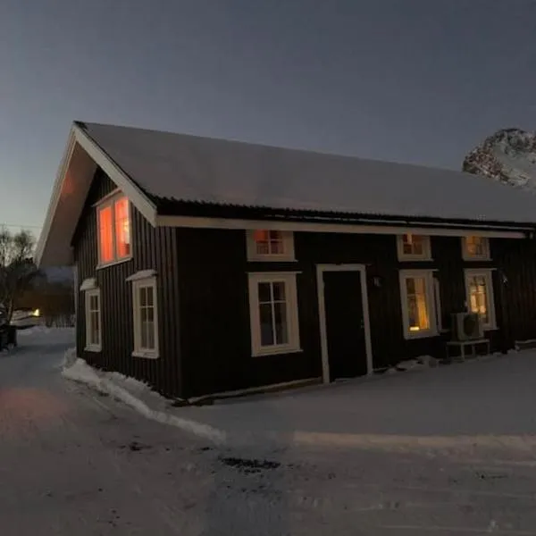 Lofoten- Feriehus Fjøsen, hotel in Ørsvåg