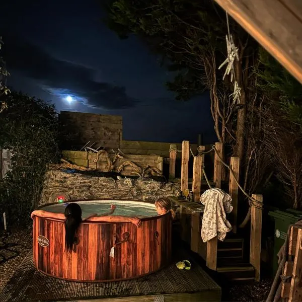 Brynglas Cottage with Hot Tub, Anglesey., Hotel in Llanfachraeth