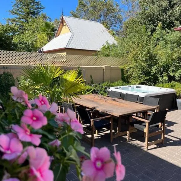 Porters Cottage Oasis, hotel in Albury