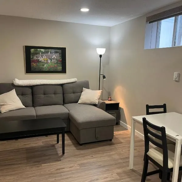 Entire Basement Guest Suite In Cranbrook, hotel v destinaci Cranbrook