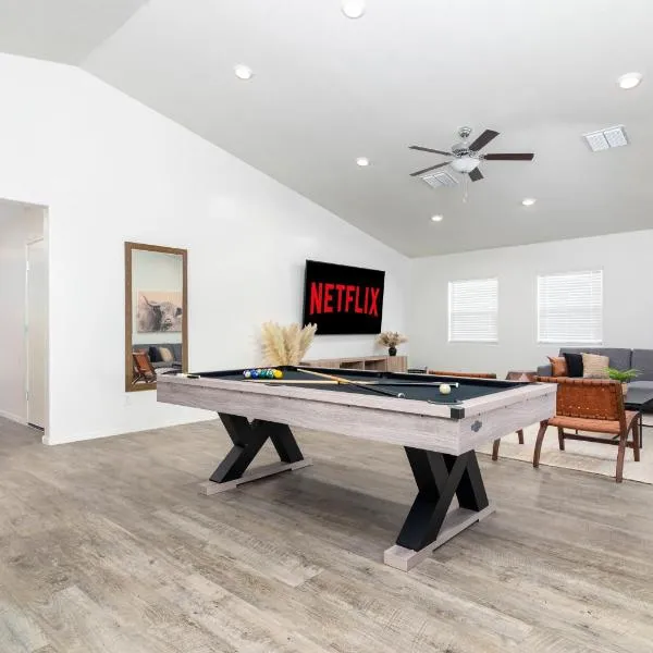 Spacious Family Oasis ~ PoolTable ~ Backyard ~ Pkg, hotel in Casa Grande