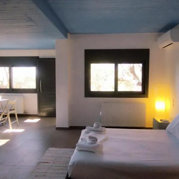 LIOFYTO - Stylish Villa with views to Foinikounda bay downstairs studio, hotel v destinácii Kamária