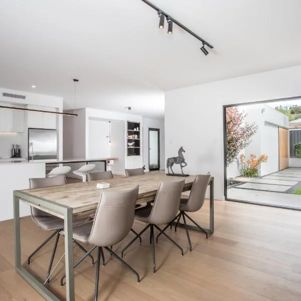 Bluff Street Home by the BnB Collection, hotel v destinaci Albany