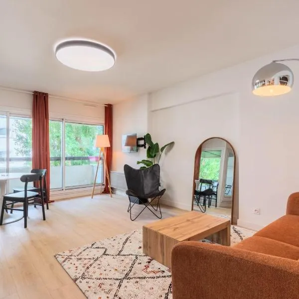 Spacious apartment with balcony and parking, Hotel in La Madeleine