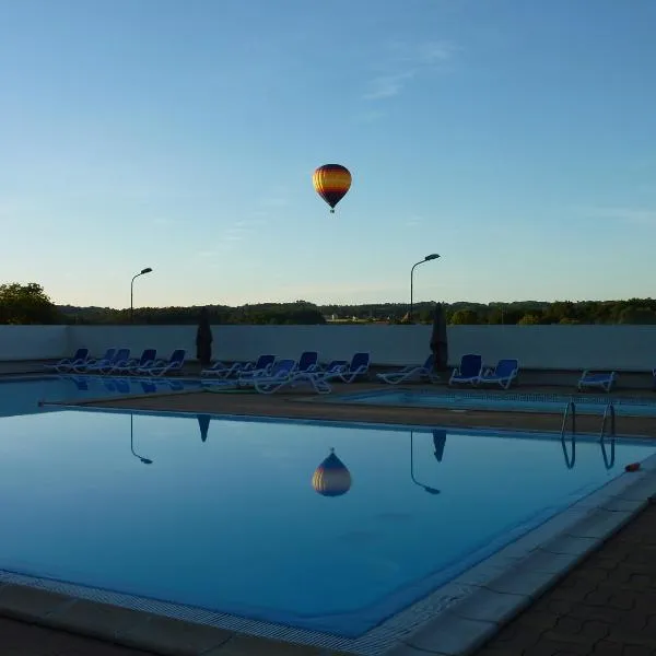 Mobil Home XXL2 4 chambres - Camping de Maillac, hotel u gradu 'Sainte-Nathalène'