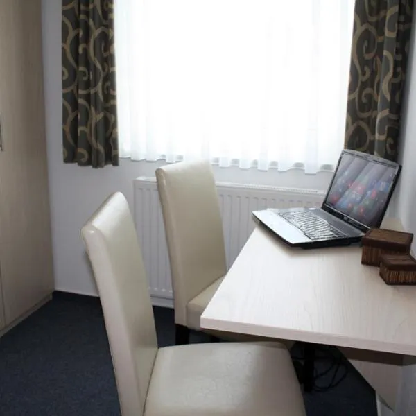 Pension Stadler, hotel v destinaci Obertraubling