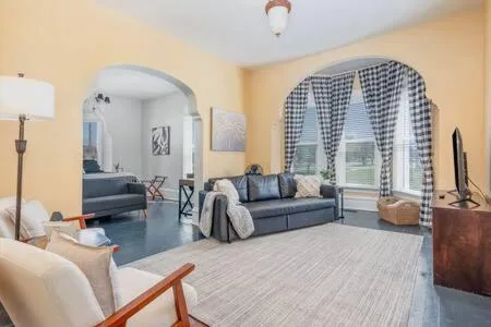 Beautiful downstairs 1bed 1bth charmer- Pet Friendly, hotel a Michigan City